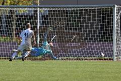 Bezirksliga - Saison 2022/2023 - FC Fatih Ingolstadt - FSV Pfaffenhofen - Sebastian Waas weiss Pfaffenhofen mit einer Torchance - Marco Ernhofer Torwart Fatih - Foto: Meyer Jürgen