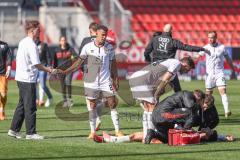 3. Liga; FC Ingolstadt 04 - Hannover 96 II; Spiel ist aus, Unentschieden Remis 3:3, Deniz Zeitler (38, FCI) bleibt verletzt liegen und wird versorgt. #f34 und Ryan Malone (16, FCI) und der verletzte Sebastian Grönning (11, FCI)