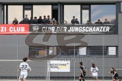 2. Bundesliga Frauen - Saison 2023/24 - FC Ingolstadt 04 Frauen - Borussia Mönchen Gladbach - Cheftrainer Michael Köllner (FCI) - Die Mannschaft schaut beim Spiel zu - Foto: Meyer Jürgen