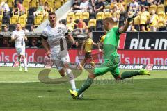 2.BL; Dynamo Dresden - FC Ingolstadt 04, kommt zu spät Stefan Kutschke (30, FCI) Torwart Broll Kevin (1 DD)