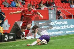 3. Liga; FC Ingolstadt 04 - Erzgebirge Aue; Zweikampf Kampf um den Ball Simon Lorenz (32, FCI) Fabisch Jonah (20 Aue)