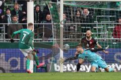 2.BL; SV Werder Bremen - FC Ingolstadt 04; Torwart Dejan Stojanovic (39 FCI) und Nico Antonitsch (5, FCI) retten den Ball, Verteidigung Marvin Ducksch (7 Bremen)