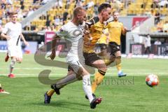 2.BL; Dynamo Dresden - FC Ingolstadt 04, Maximilian Beister (11, FCI) Zweikampf mit Knipping Tim (4 DD)