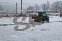 2023_12_1 - - Saison 2023/24 - Schnee auf dem Fussballplatz - ASP - Audi Sport Park - Platz ist gesperrt - Schild platz ist gesperrt Schnee Tor Spielabsage Schnee schippen Traktor Greenkeeper - Foto: Meyer Jürgen