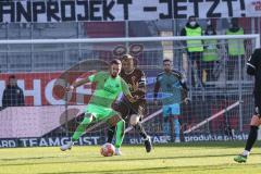 2.BL; FC Ingolstadt 04 - SV Sandhausen; Nils Roeseler (13, FCI) verteidigt Testroet Pascal (37 SVS)