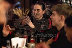 3. Liga; FC Ingolstadt 04 - Fantreffen im Sport-Treff Senners Alm, volles Haus; Cheftrainerin Sabrina Wittmann (FCI) inmitten der anwesenden Spieler, Max Plath (14 FCI)