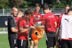 2.BL; FC Ingolstadt 04 - Neuer Cheftrainer Andre Schubert mit Co-Trainer Asif Saric im ersten Training, Cheftrainer André Schubert (FCI) verteilt Leibchen Dennis Eckert Ayensa (7, FCI) Denis Linsmayer (23, FCI) Stefan Kutschke (30, FCI)