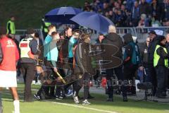 2024_1_27 - 3. Liga - Saison 2023/24 - 1. FC Saarbrücken - FC Ingolstadt 04 -  - Die Schiedsrichter werden mit Regenschirm in die Kabine begleitet - XXXXX - Foto: Meyer Jürgen