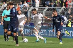 3. Liga; VfB Oldenburg - FC Ingolstadt 04; Zweikampf Kampf um den Ball Pascal Testroet (37, FCI) Zietarski Robert (8 VfB) Plautz Justin (31 VfB)