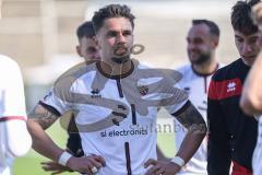 3. Liga; Borussia Dortmund II - FC Ingolstadt 04; Spiel ist aus Unentschieden Remis 3:3 Spieler bedanken sich bei den Fans Pascal Testroet (37, FCI)