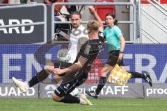 3. Liga; FC Ingolstadt 04 - SC Verl; Zweikampf Kampf um den Ball Flanke Valmir Sulejmani (7, FCI) Pernot Barne (6 Verl) stört