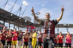 3. Liga; FC Ingolstadt 04 - VfB Lübeck; Verabschiedung Tobias Schröck (21, FCI) weint mit Sohn im Arm, Team, bedankt sich bei den Fans, Sieg Jubel Freude Party letztes Spiel