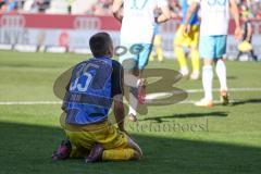 2.BL; FC Ingolstadt 04 - FC Schalke 04; Chance verpasst, Filip Bilbija (35, FCI) am Boden