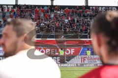 3. Liga; FC Ingolstadt 04 - SV Elversberg; Spieler bedanken sich bei den Fans, Tobias Schröck (21, FCI) bei den Fans Megafon