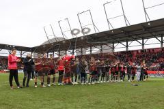 3. Liga; FC Ingolstadt 04 - SG Dynamo Dresden; Sieg Jubel Freude Spieler bedanken sich bei den Fans Tanzen