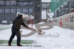 2023_12_1 - - Saison 2023/24 - Schnee auf dem Fussballplatz - ASP - Audi Sport Park - Platz ist gesperrt - Schild platz ist gesperrt Schnee Tor Spielabsage Schnee schippen Traktor Greenkeeper - Foto: Meyer Jürgen