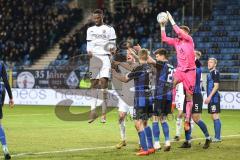 3. Liga; SV Waldhof Mannheim - FC Ingolstadt 04; Donald Nduka (42, FCI) Torwart Bartels Jan-Christoph (23 WM) sicher