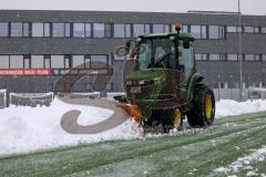 2023_12_1 - - Saison 2023/24 - Schnee auf dem Fussballplatz - ASP - Audi Sport Park - Platz ist gesperrt - Schild platz ist gesperrt Schnee Tor Spielabsage Schnee schippen Traktor Greenkeeper - Foto: Meyer Jürgen