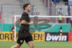 DFB Pokal; FC Ingolstadt 04 - SV Darmstadt 98; Mannschaftsarzt Dr. Alexander Röhrl eilt aufs Feld zu Patrick Schmidt (9, FCI)