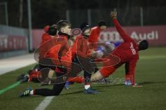 Bayernliga Süd - FC Ingolstadt 04 II - FC Ismaning - Die Spieler beim warm machen - Foto: Jürgen Meyer