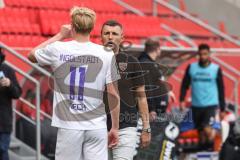 3. Liga; FC Ingolstadt 04 - SC Verl; Cheftrainer Michael Köllner (FCI) zu Tobias Bech (11, FCI)