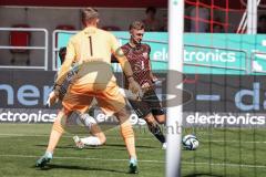 3. Liga; FC Ingolstadt 04 - Hallescher FC; Julian Kügel (31, FCI) Torwart Müller Sven (1 Halle) Crosthwaite Henry Jon (14 Halle)