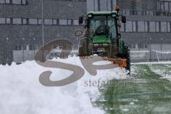 2023_12_1 - - Saison 2023/24 - Schnee auf dem Fussballplatz - ASP - Audi Sport Park - Platz ist gesperrt - Schild platz ist gesperrt Schnee Tor Spielabsage Schnee schippen Traktor Greenkeeper - Foto: Meyer Jürgen