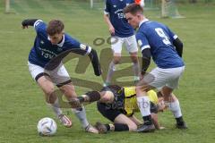 Kreisliga Saison 2022/2023 - TSV Großmehring - FC Hitzhofen  - Benedikt Neubauer blau links Großmehring - Alexander Thielmann gelb Hitzhofen - Johannes Brunnhuber blau Großmehring - Foto: Meyer Jürgen