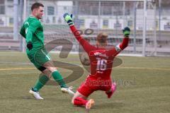 Testspiel - Fußball - SV Manching - VFR Neuburg/Donau  - Benedikt Vollnhals (#9 Manching) - Mayr Phillip Torwart Neuburg  - Foto: Jürgen Meyer