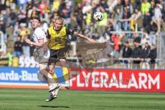 3. Liga; Borussia Dortmund II - FC Ingolstadt 04; Zweikampf Kampf um den Ball Kopfball Ryan Malone (16, FCI) Hüning Ben Vincent (15 BVB2)