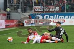 2.BL; SSV Jahn Regensburg - FC Ingolstadt 04; Merlin Röhl (34, FCI) Leon Guwara (20 Jahn) Zweikampf Kampf um den Ball