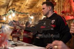 3. Liga; FC Ingolstadt 04 - Fantreffen im Sport-Treff Senners Alm, volles Haus; Simon Lorenz (32, FCI) macht Kartenfangen an der Tischkante