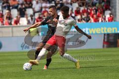 3. Liga; Rot-Weiss Essen - FC Ingolstadt 04; Zweikampf Kampf um den Ball Visar Musliu (16, FCI) Young Isaiah (30 RW)