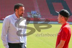 2. Fußball-Liga - Pressekonferenz - Vorstellung Cheftrainer Roberto Pätzold und Manager Profifußball Malte Metzelder - Saison 2021/2022 - FC Ingolstadt 04 - Manager Profifußball FCI Malte Metzelder im Gespräch mit Cheftrainer FCI Roberto Pätzold - Foto: M