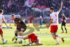 3. Liga; SSV Jahn Regensburg - FC Ingolstadt 04; Zweikampf Kampf um den Ball Benjamin Kanuric (8, FCI) Bulic Rasim (5 Jahn) Saller Benedikt (6 Jahn)