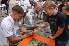 3. Liga; FC Ingolstadt 04 - offizielle Mannschaftsvorstellung auf dem Ingolstädter Stadtfest, Rathausplatz; Autogrammstunde für die Fans, Tobias Schröck (21, FCI) Nico Antonitsch (5, FCI)