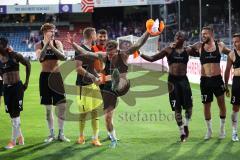 3.Liga - Saison 2022/2023 - VFL Osnabrück - FC Ingolstadt 04 - Das Spiel ist aus - Jubel - Die Mannschaft bedankt sich bei den Fans - Patrick Schmidt (Nr.9 - FCI) tanzt - Foto: Meyer Jürgen