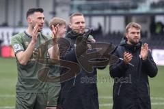 3. Liga; SC Verl - FC Ingolstadt 04; nach dem Spiel Sieg Jubel Freude; Spieler bedanken sich bei den mitgereisten Fans Lukas Fröde (34, FCI) Torwart Marius Funk (1, FCI) Yannick Deichmann (20, FCI)