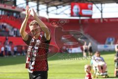 3. Liga; FC Ingolstadt 04 - VfB Lübeck; Verabschiedung Tobias Schröck (21, FCI) letztes Heimspiel wird gefeiert vom Team Fan Fankurve Banner Fahnen Spruchband