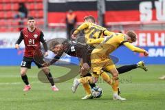 3. Liga; FC Ingolstadt 04 - SG Dynamo Dresden; Zweikampf Kampf um den Ball Benjamin Kanuric (8, FCI) Herrmann Luca (19 DD) Hauptmann Niklas (27 DD)