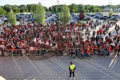 Im Bild: Die Mannschaft ist am Flughafen gelandet -

Fussball - Relegation - 3. Bundesliga - Saison 2020/2021 - Osnabrück - FC Ingolstadt 04  -  Foto: Ralf Lüger