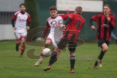 Kreisklasse - Saison 2025/26- Türk SV Ingolstadt - SC Steinberg-  - Enis Kuqanaj weiss Türkisch  - Alexander Straus rot Steinberg  - Foto: Meyer Jürgen