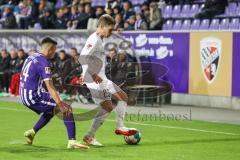 2.BL; Erzgebirge Aue - FC Ingolstadt 04; Zweikampf Kampf um den Ball Denis Linsmayer (23, FCI) Strauß John-Patrick (24 Aue)