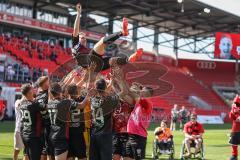 3. Liga; FC Ingolstadt 04 - VfB Lübeck; Tobias Schröck (21, FCI) wird gefeiert, Verabschiedung