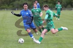 Kreisliga - Saison 2023/24 - SV Lippertshofen - SV Hundszell - Johannes Rindlbacher blau Hundszell - Taavi Hoffmann grün Lippertshofen - Foto: Meyer Jürgen