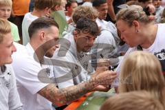 3. Liga; FC Ingolstadt 04 - offizielle Mannschaftsvorstellung auf dem Ingolstädter Stadtfest, Rathausplatz; Autogrammstunde für die Fans, Patrick Schmidt (9, FCI) Arian Llugiqi (25, FCI)