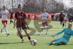 2. Bundesliga Frauen - Saison 2024/25 - FC Ingolstadt 04 Frauen - SC Freiburg II - Emma Kusch (Nr.9 - FCI Frauen) - Adamczyk Rebecca Torwart Freiburg - Foto: Meyer Jürgen