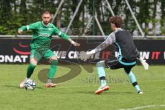 Bezirksliga - Saison 2024/25 - FC Gerolfing - SV Waldeck-München - Florian Grosz (Nr.7 - FC Gerolfing) - Fabian Fahr Torwart Waldeck - Foto: Meyer Jürgen