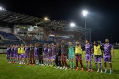 Toto-Pokal; SV Wacker Burghausen - FC Ingolstadt 04; Spiel ist aus, Sieg Jubel Freude, Team vor den mitgereisten Fans. Erreichen des Viertelfinales Spieler bedanken sich bei den Fans