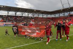 3. Liga; FC Ingolstadt 04 - SV Waldhof Mannheim; Sieg Jubel Freude Spieler bedanken sich bei den Fans Stadionrunde